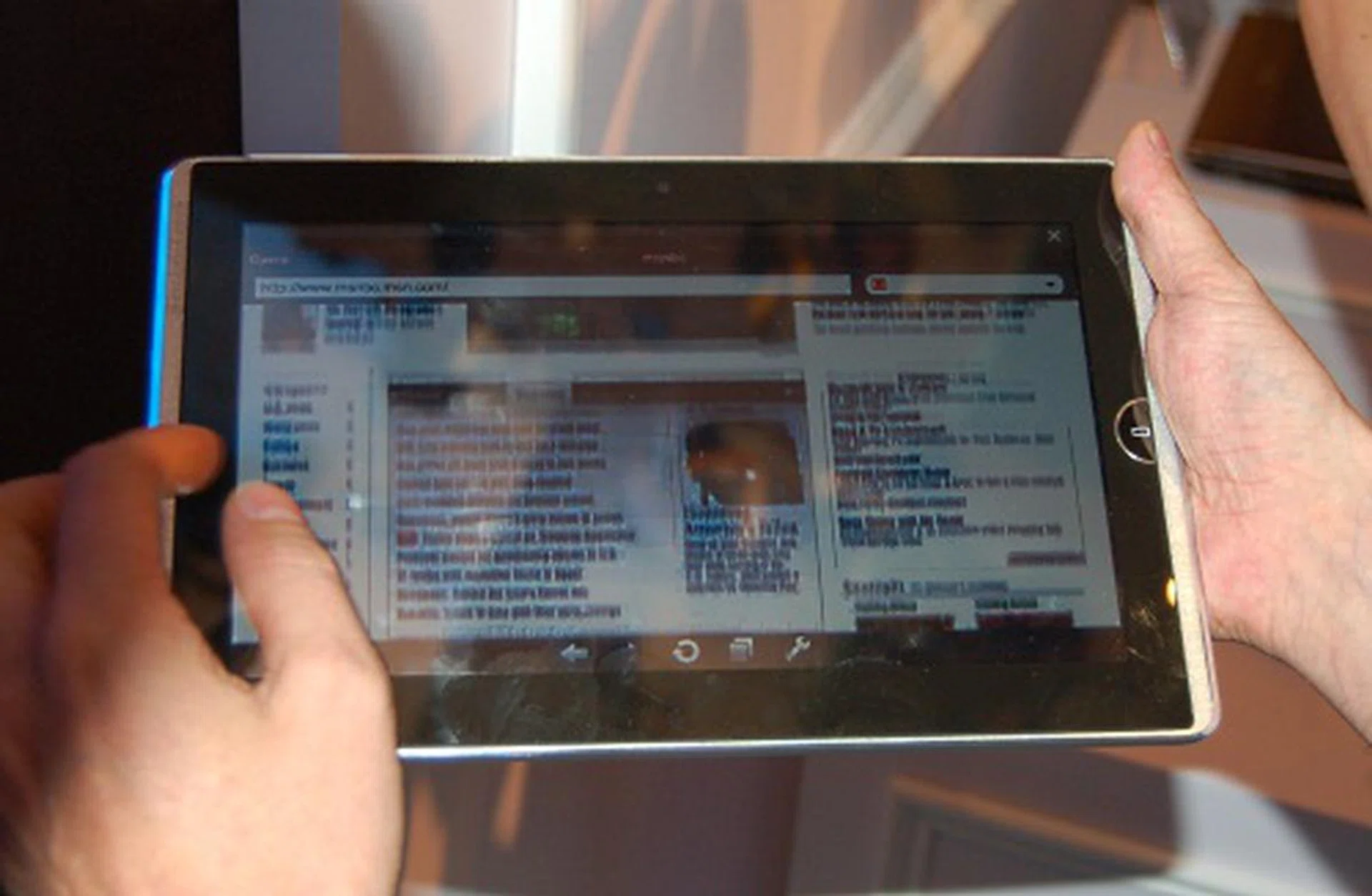 Browsing on the Eee Pad in landscape mode.