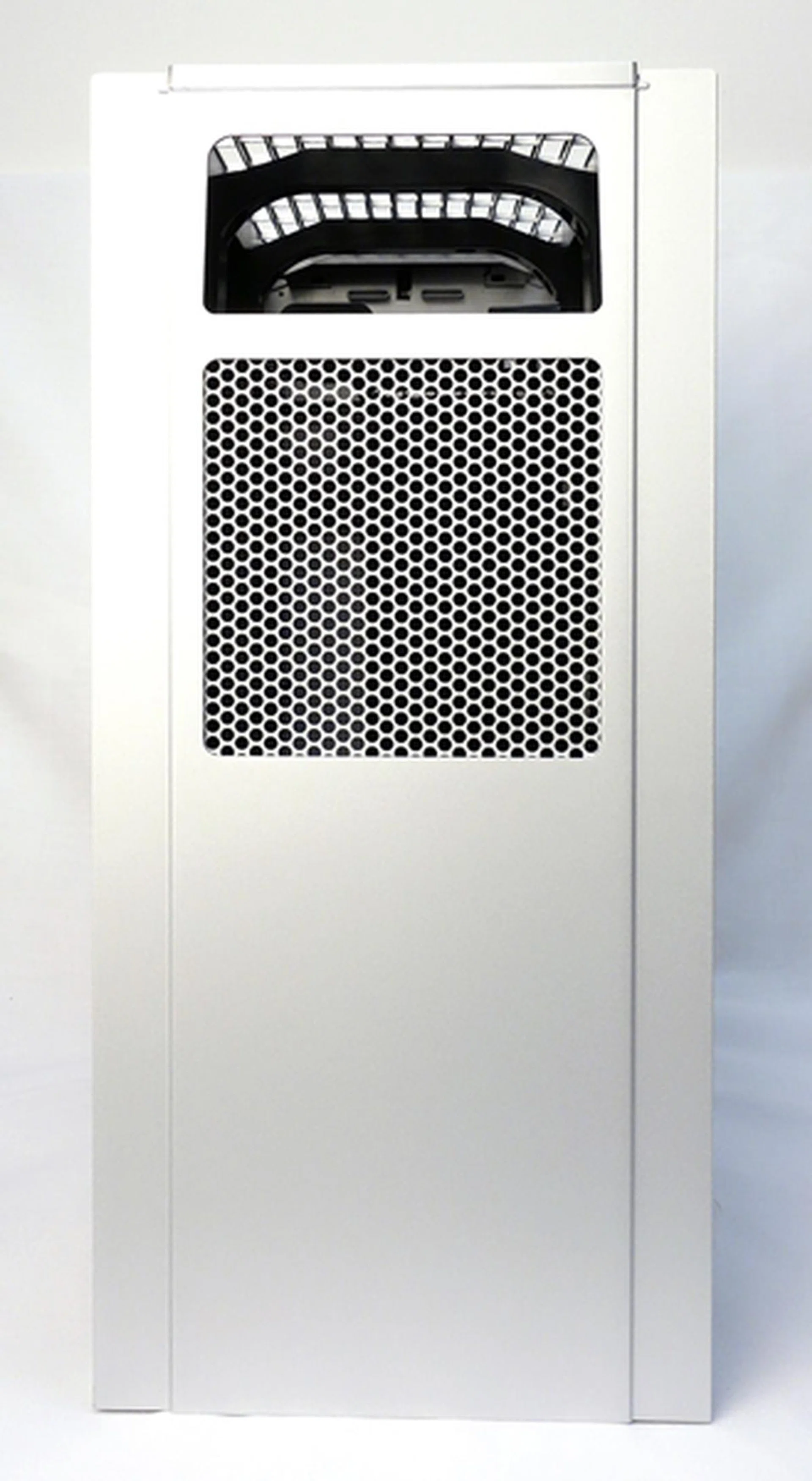 From the rear, we see the top recess that allows you to access the ports of installed expansions cards. It also allows hot air to be expelled from the chassis.