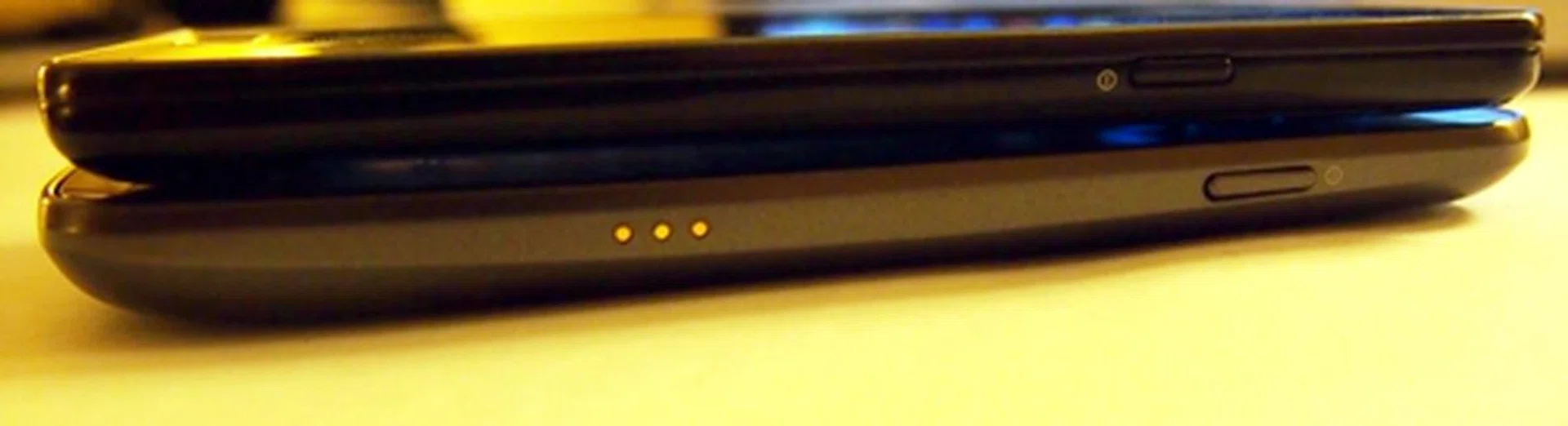 You can notice the contoured design of the Samsung Galaxy Nexus in this picture. Another point to note is that the Samsung Galaxy S II (above) is still thinner than the Galaxy Nexus at 8.49mm (thinnest point).