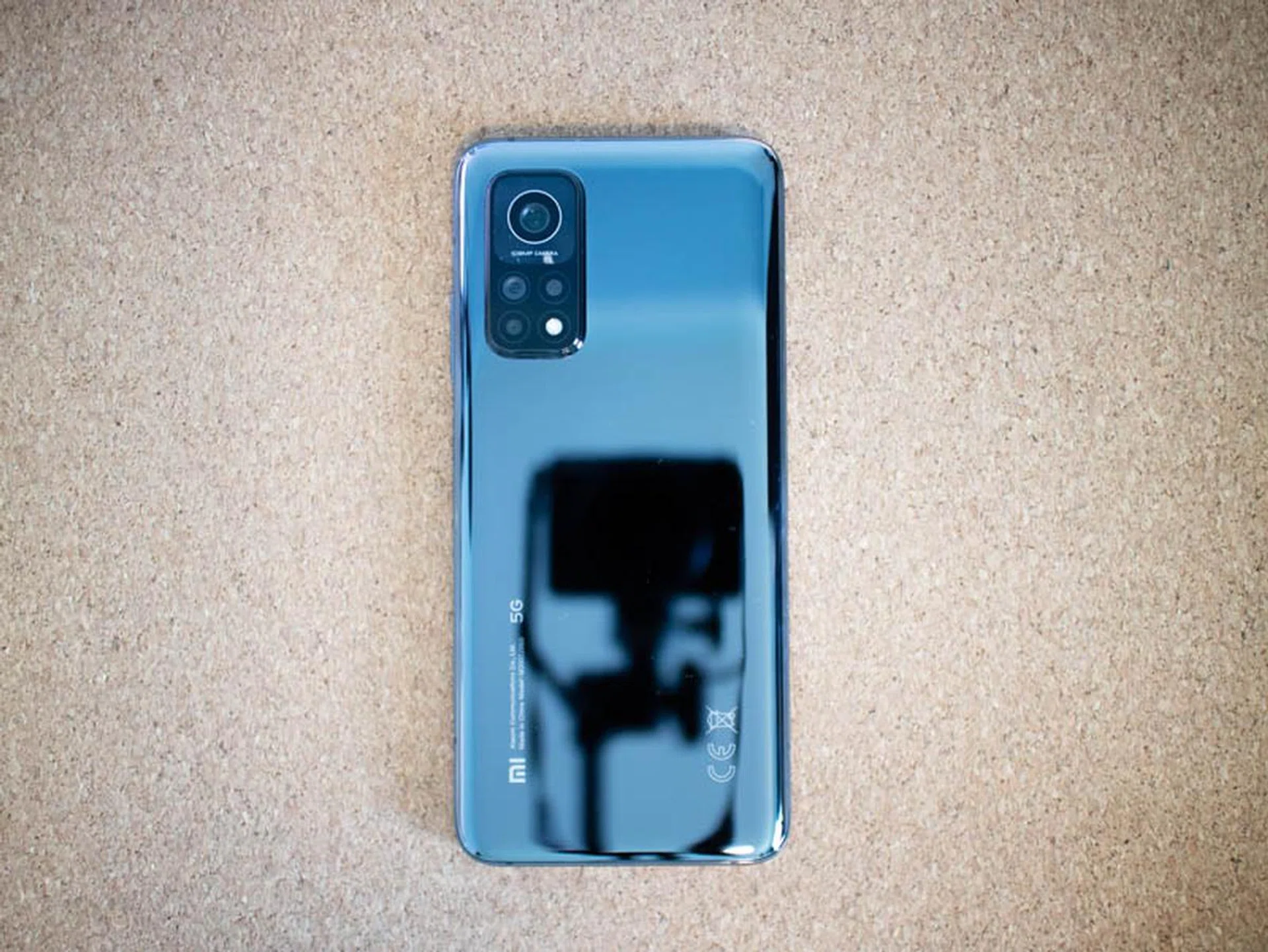 Note the highly reflective back, which while looking really nice, is also a fingerprint magnet.