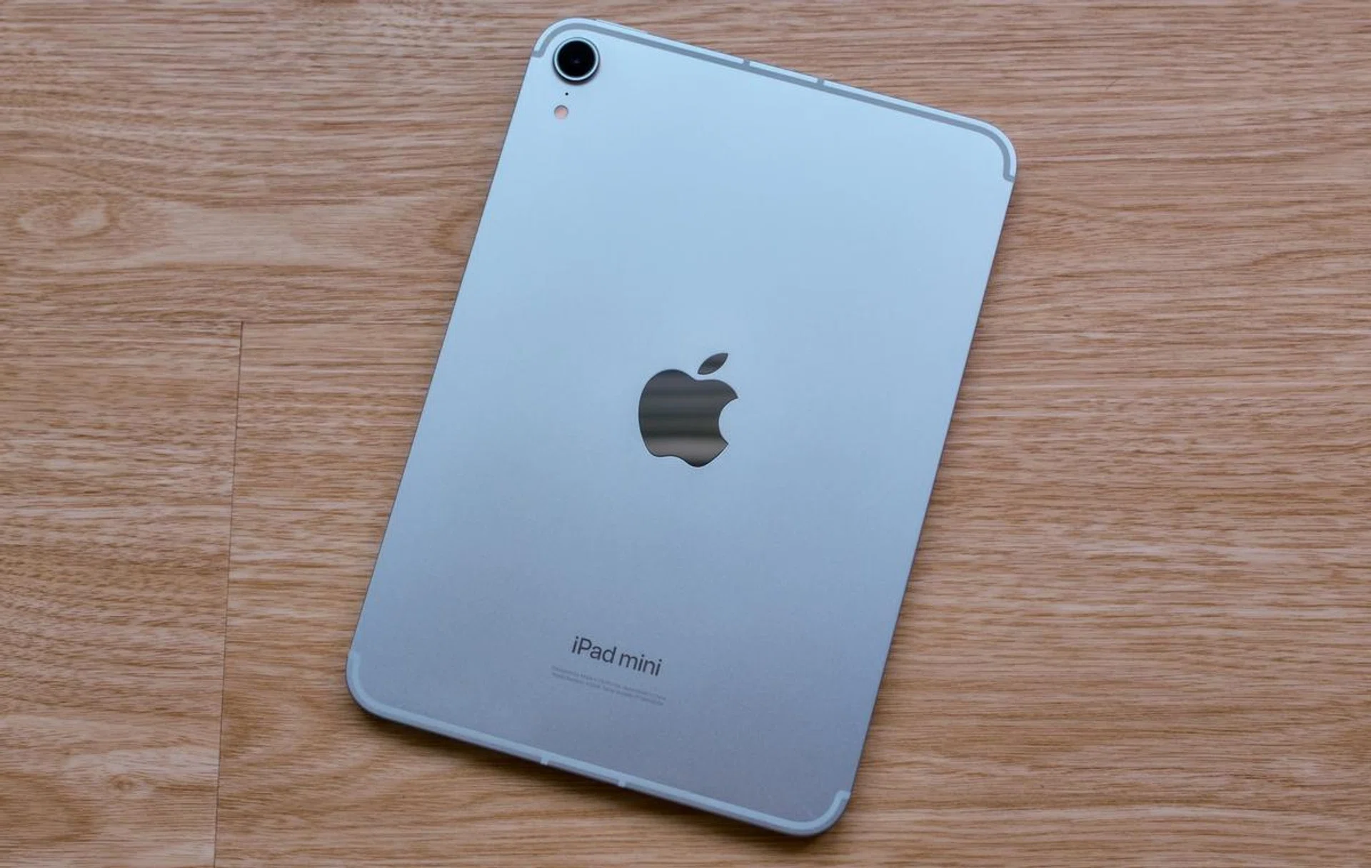 This is the new Blue finish. It's very pale. Why didn't it get the rich finishes of this year's iPhone 16? Photo: HWZ