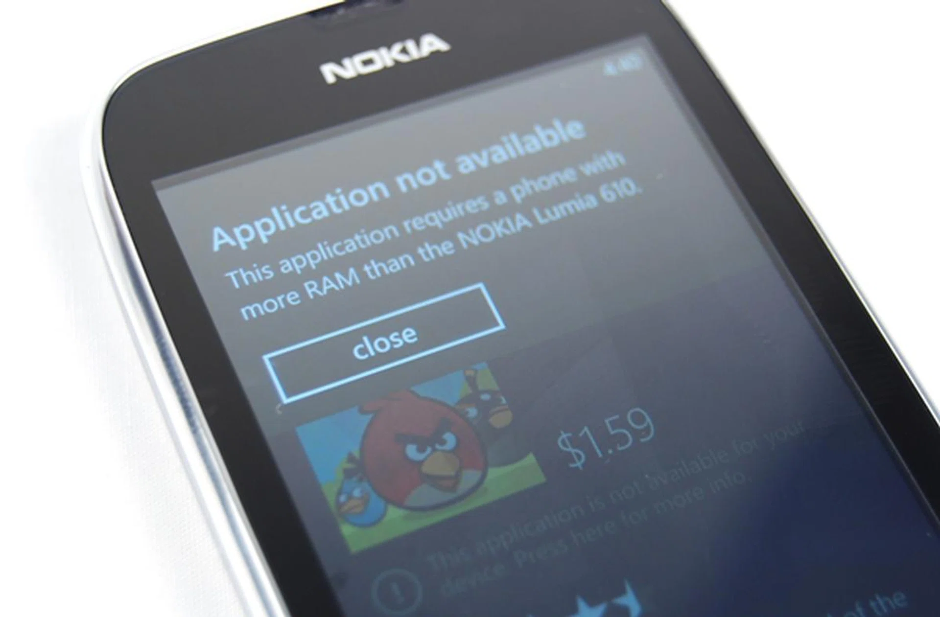 The most popular gaming app, Angry Birds, can't be played on the Nokia Lumia 610. What a pity,isn't it?