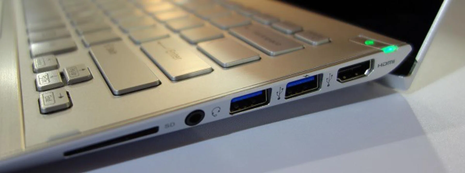 On the right side: HDMI output, dual USB3.0 port, audio output jack and memory card slot.