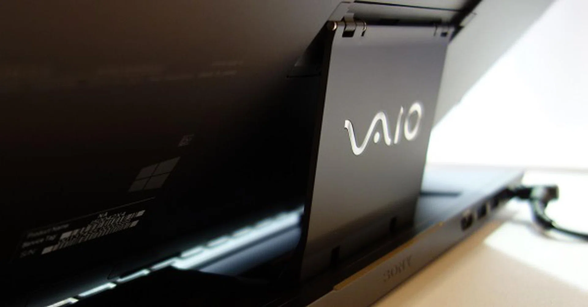 The Surf Slider hinge design has been reworked, and is now positioned smack in the middle of the display's rear, instead of both left and right edges as on the older Duo 11. 