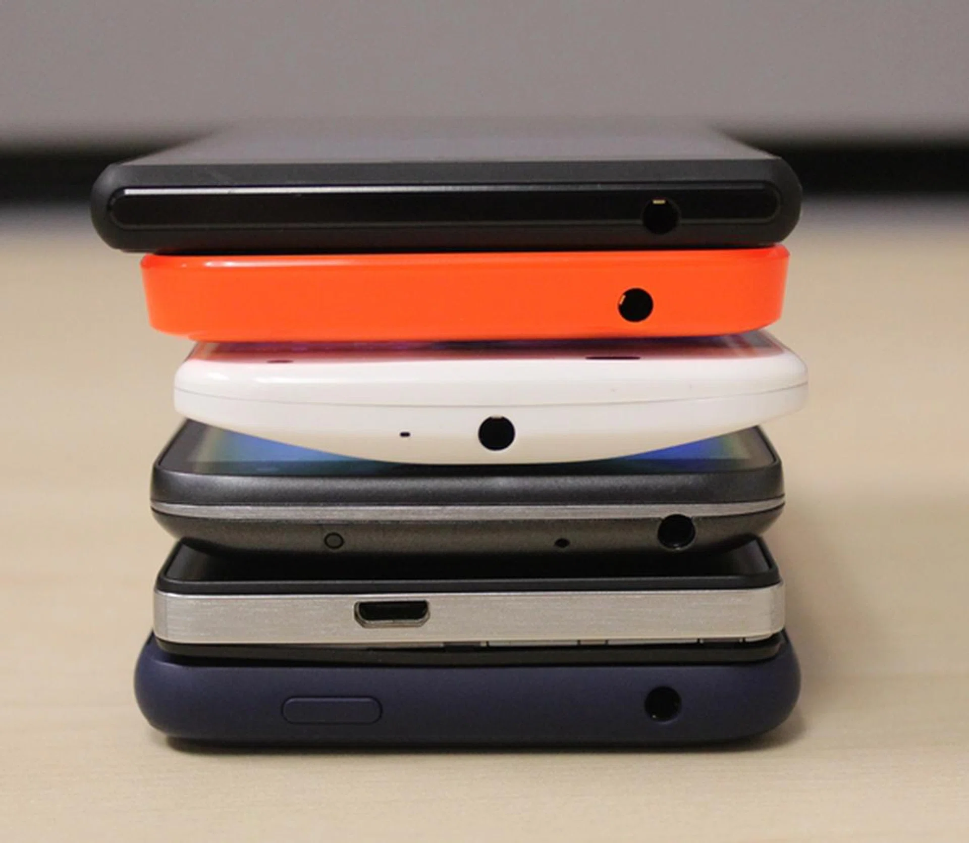 The top view of the six phones. <br> Bottom to top: HTC Desire 610, Huawei Ascend G6 4G, LG G2 Mini LTE, Motorola Moto X, Nokia Lumia 635 and the Sony Xperia M2.
