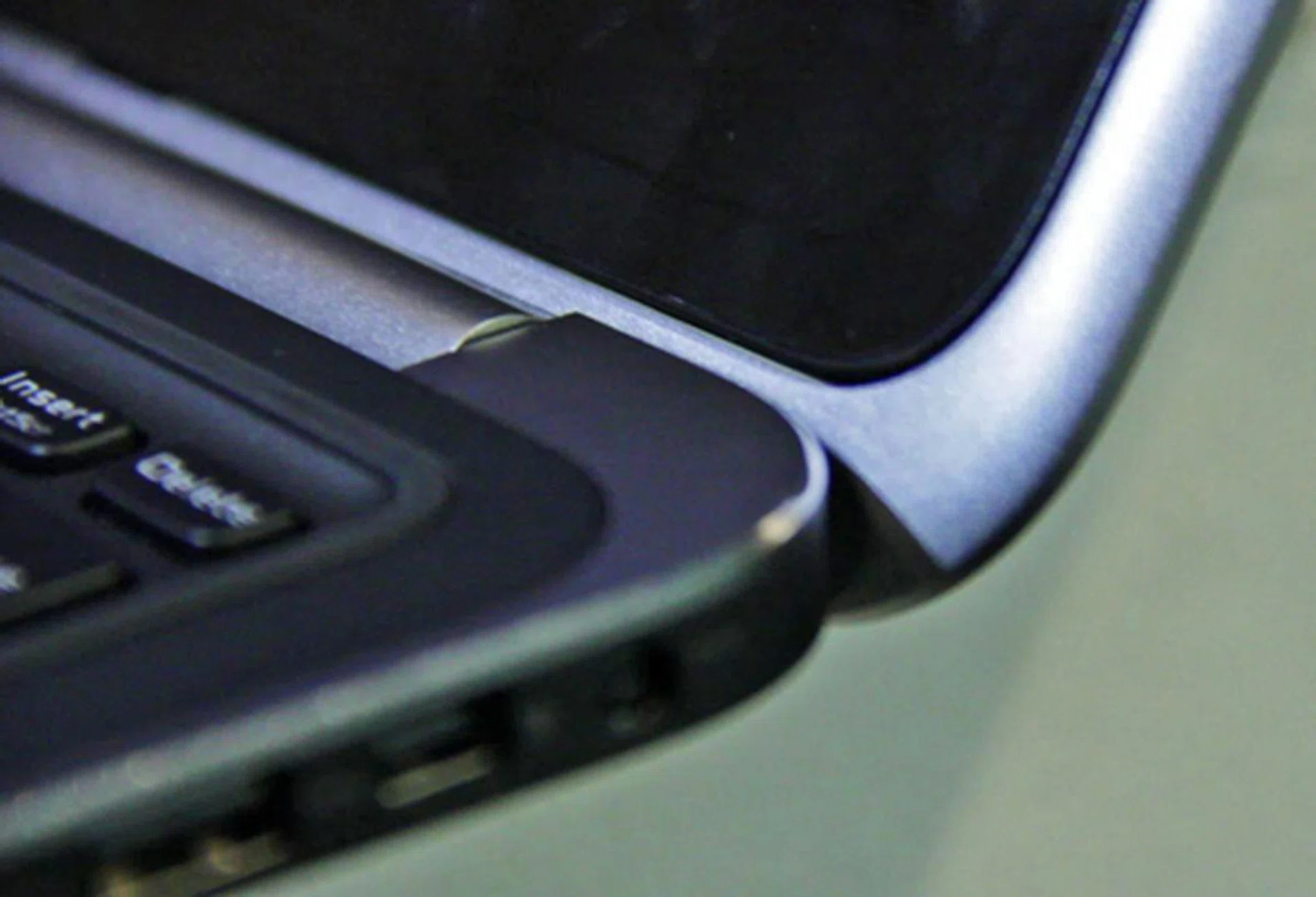 The machine has an aluminum frame for the lid and keyboard, which adds to the XPS 12's rigid body. Strangely enough however, the hinge is made of plastic in a metallic coat. 