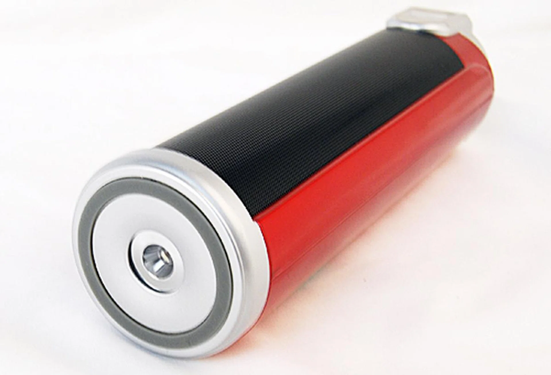 The LED torch, the provision of which gives the SonicGear Go! Ion 900 Torch its name, is located at the bottom and performs decently.