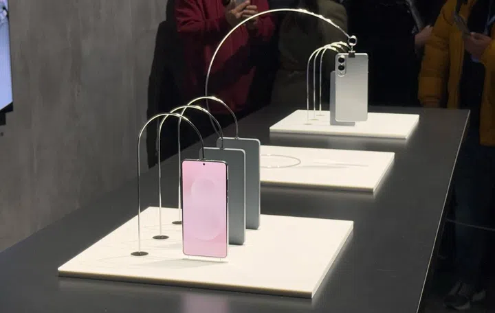 This is the Samsung Galaxy S25 Edge. Sadly, we weren't allowed to get any closer to the phones. Photo: HWZ