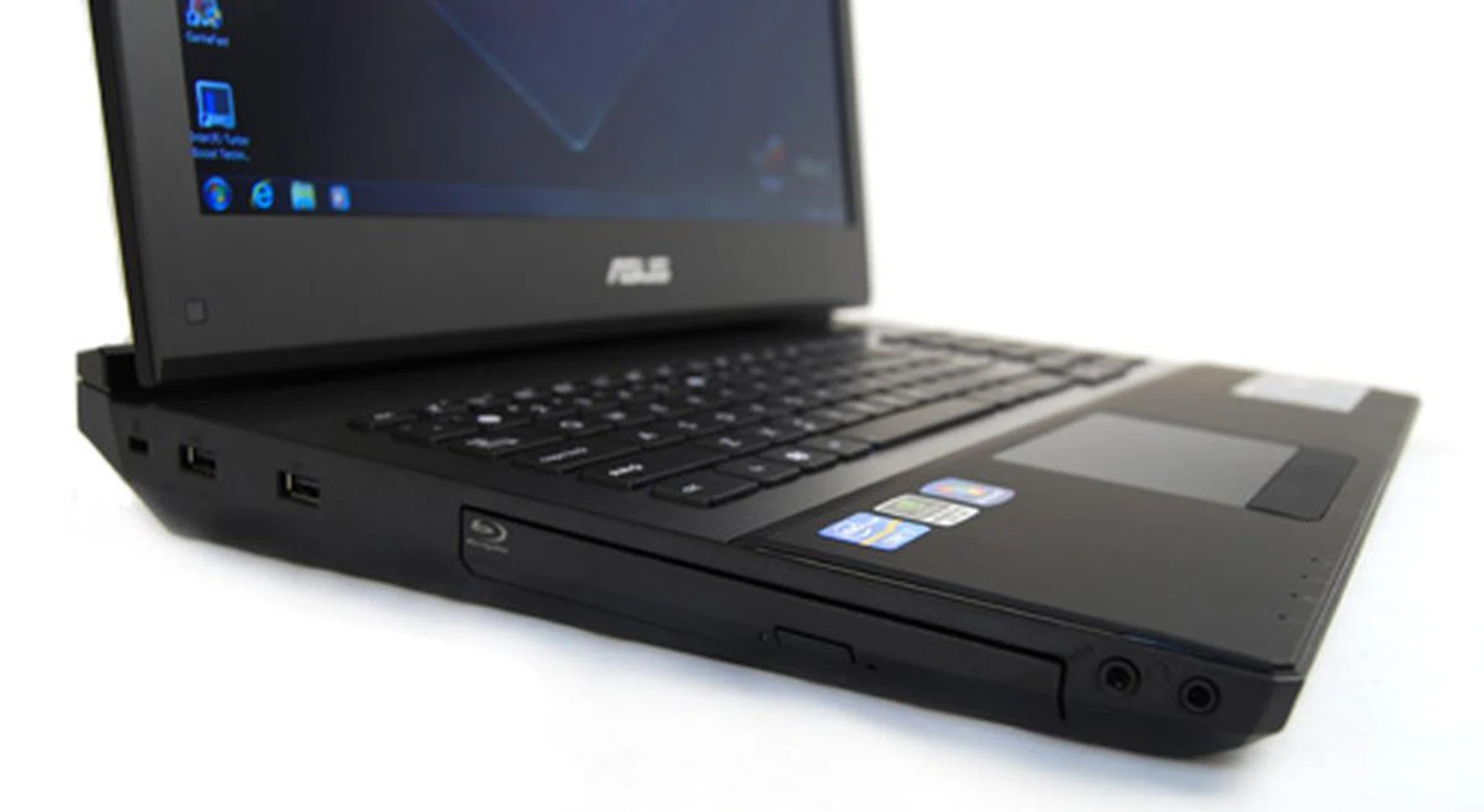 The left side has two more USB 2.0 ports as well as headphone/microphone jacks sandwiching the Blu-ray drive.
