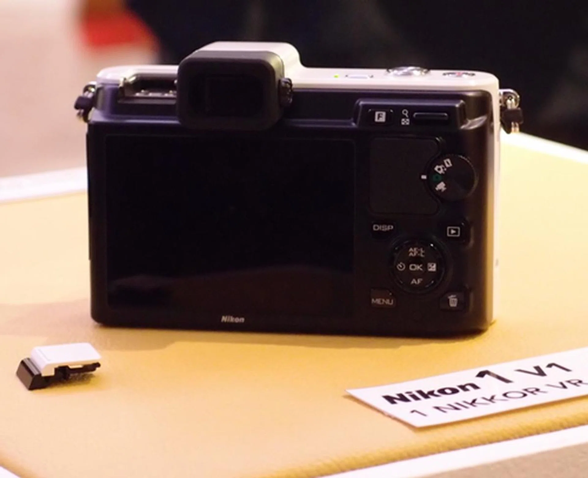Unlike the J1, the V1 spots a EVF (SVGA) and a 3.0-inch 931k-dot TFT LCD monitor.
