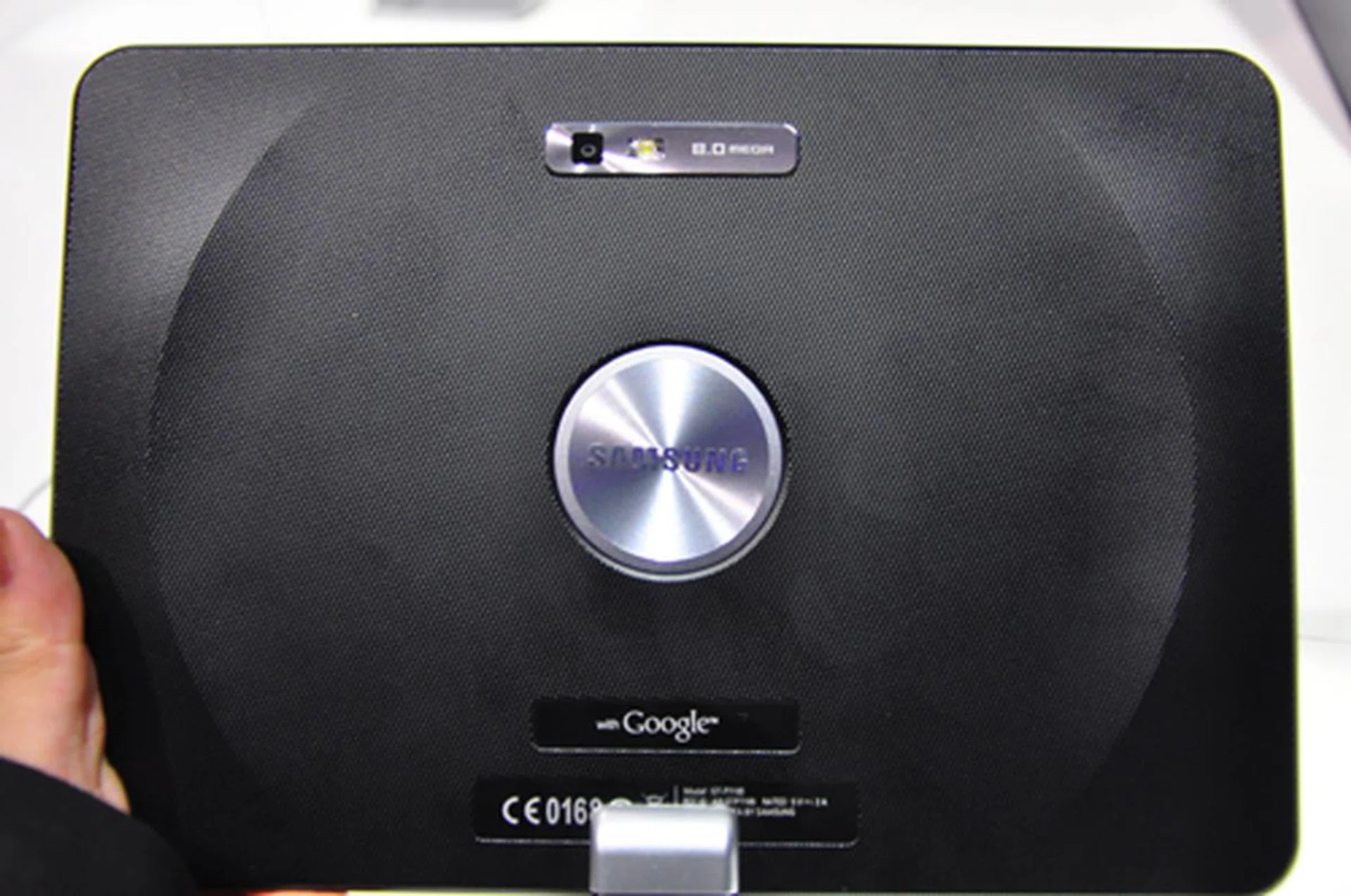 A closer look at the back. Note the classy Samsung logo.