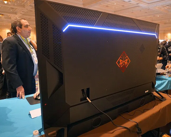 Let’s not forget it also has ambient lighting that adds to the gaming atmosphere based on the most prominent colors shown on-screen to mimic the game environment.