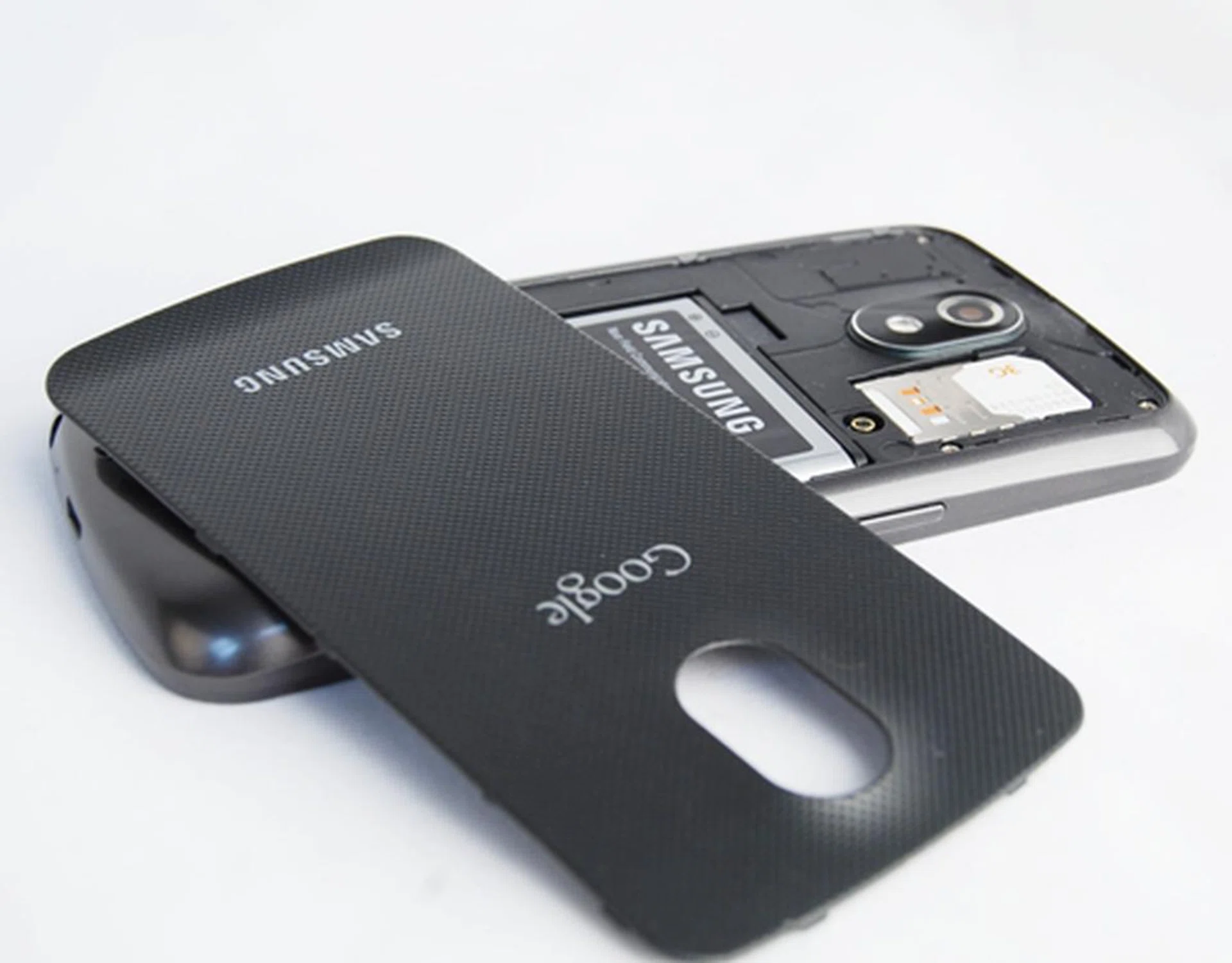 The hyper-skin backing on the battery cover improves the ergonomic feel of the device as it makes it slip-resistant. There's no microSD card compartment on the phone, so that only leaves us with the battery and the SIM card.