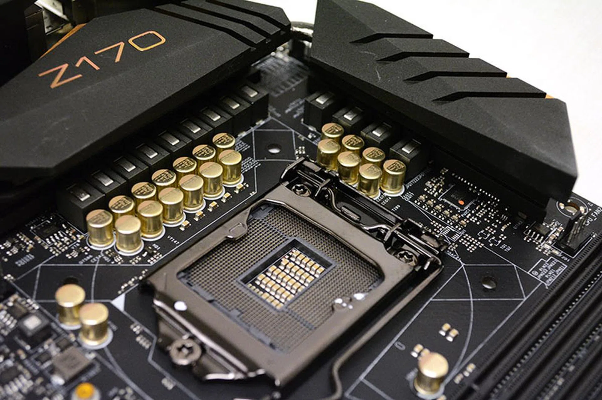 The board is equipped with a 12-phase digital power design.