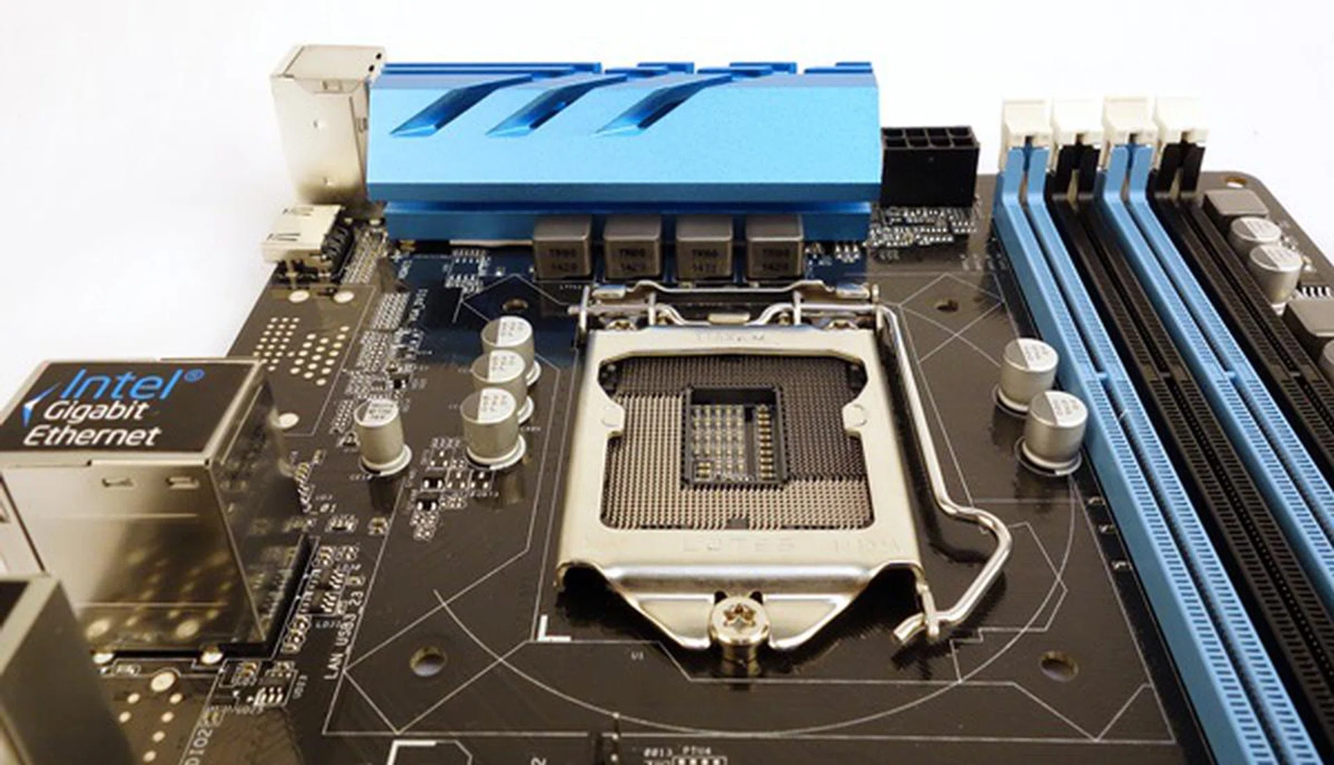 The board has a lone VRM heatsink that cools the NexFET MSOFETS of its 4-phase power delivery system.