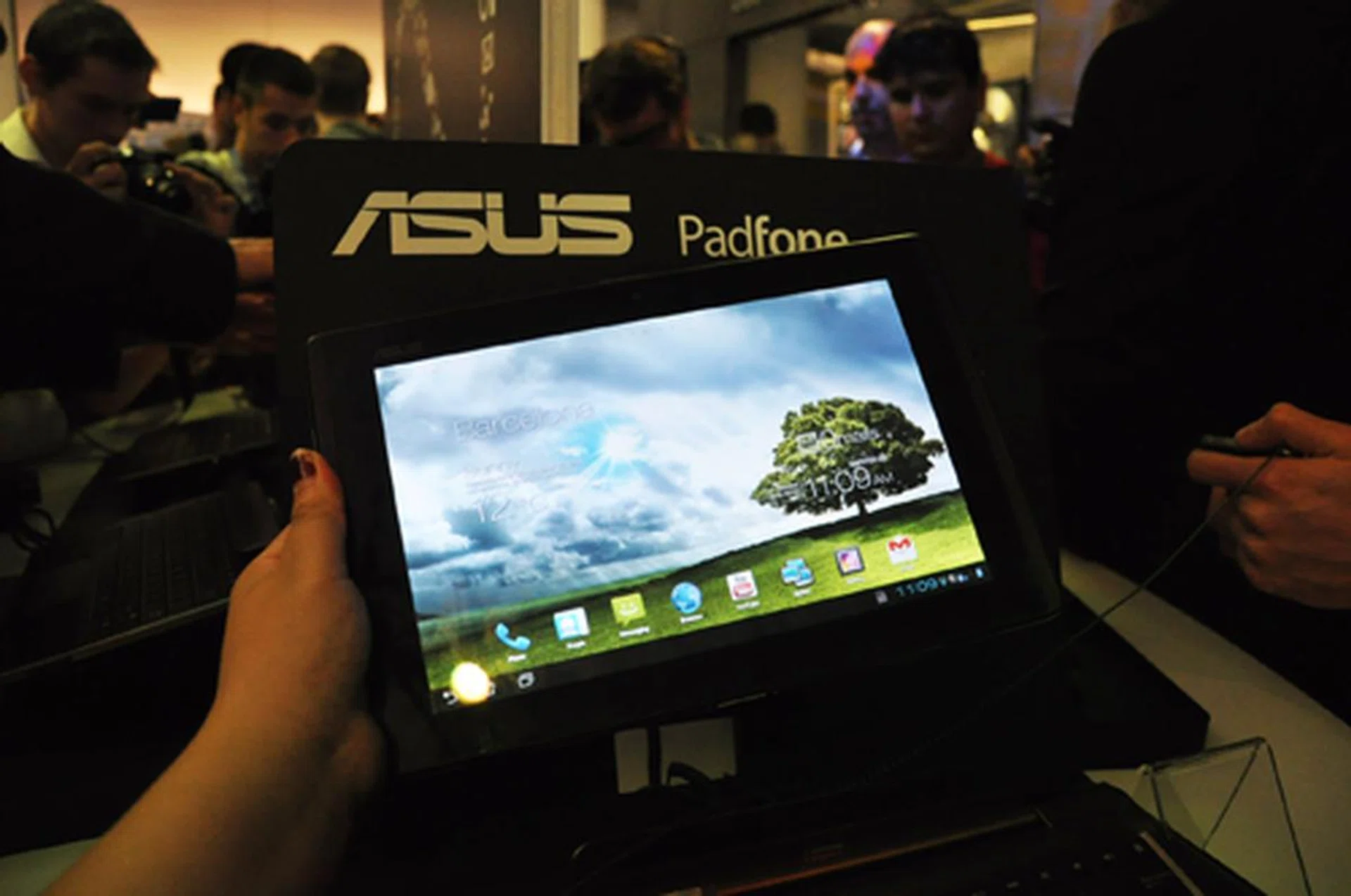 A 10.1-inch screen in all its glory.