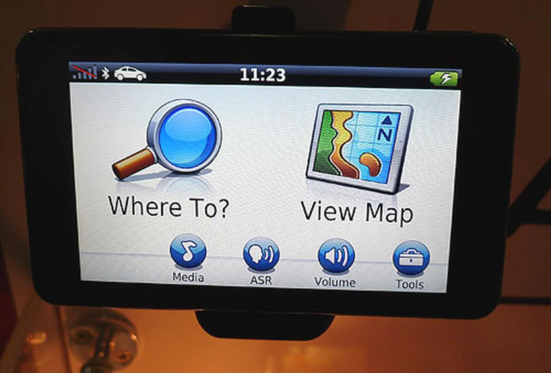 Their newest model, the Garmin nuvi 3790 is targeted at the high end segment. With a 4.3-inch display, 800 x 480 resolution and a very thin form factor, it features voice activated navigation, multi-touch capabilities and goes for $579. Free gifts include a carrying case, AC adapter and mount.