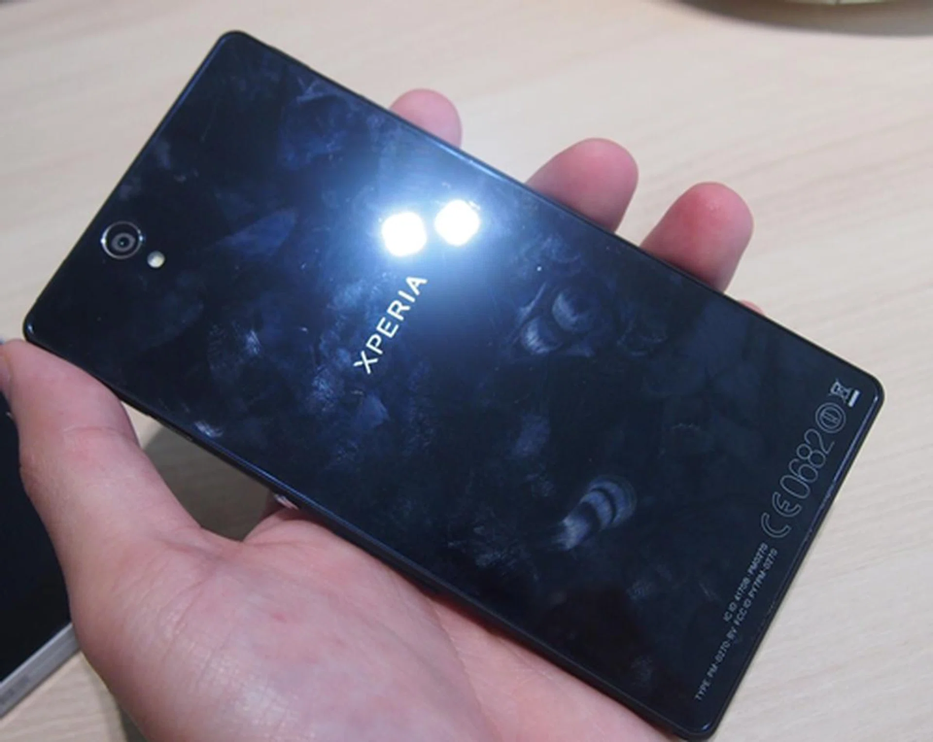 The Sony Xperia Z suffers the same fate as the LG Nexus 4, where smudges and fingerprints spoil the beauty of its design within a few minutes of handling. 
