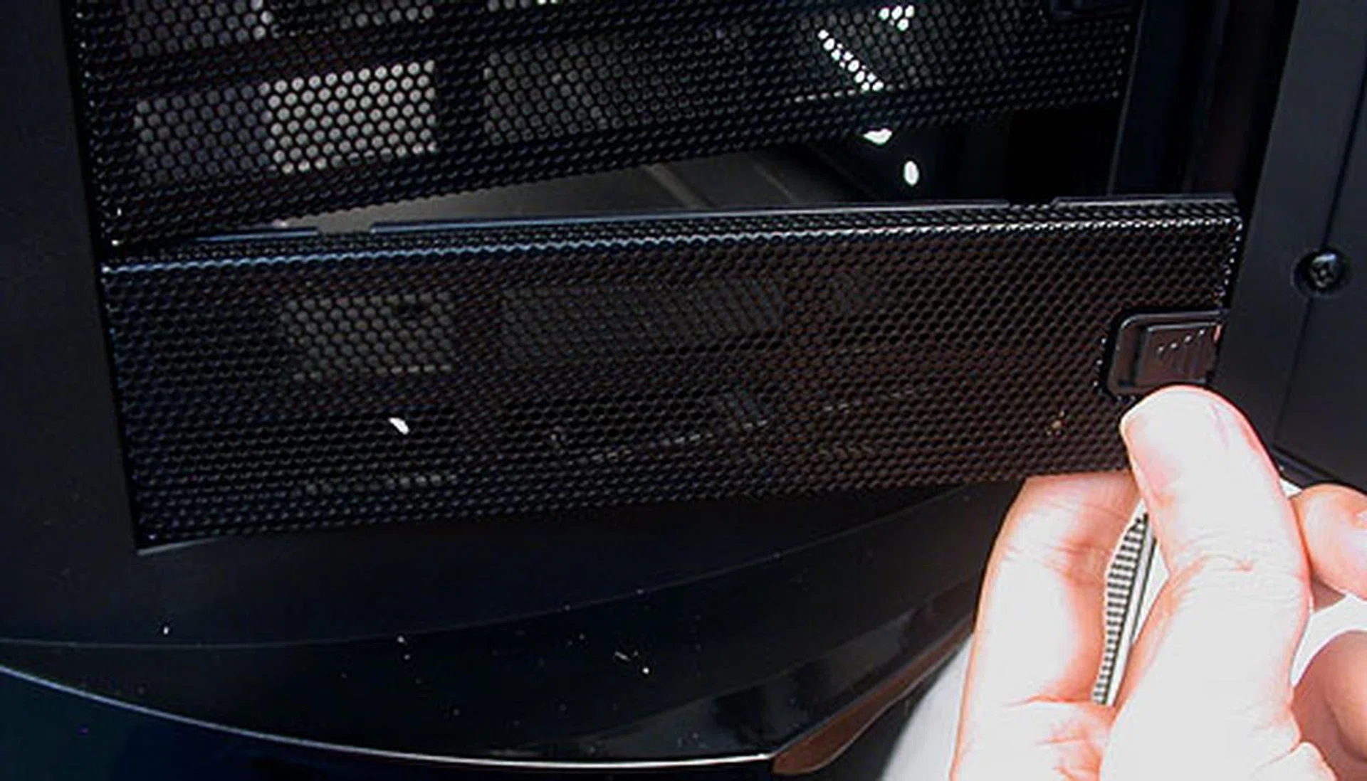 A nice touch here with the front covers for the external drive bays is that they can be removed using a simple latch mechanism. No more prying and bashing in of metal plates. 