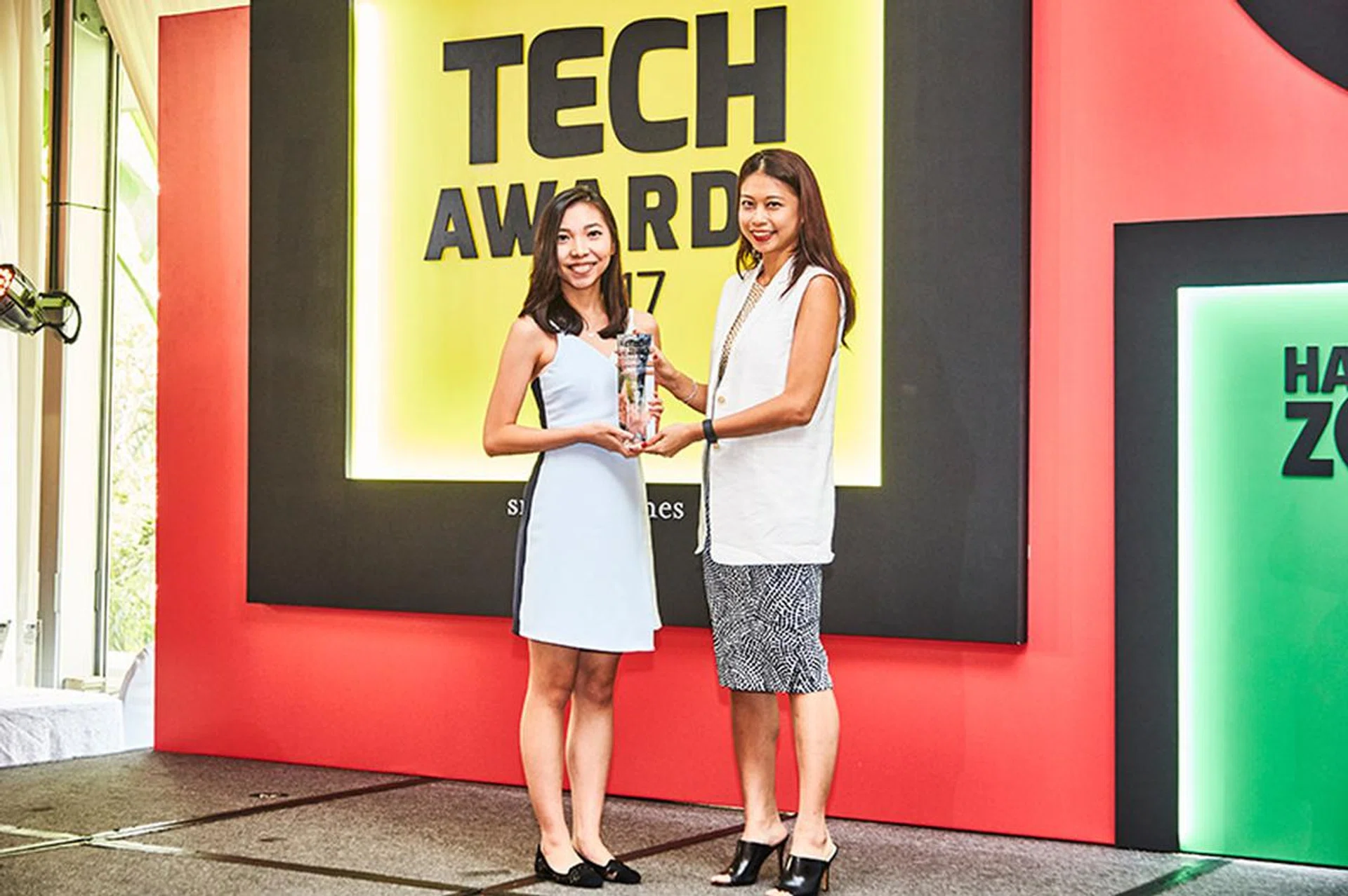 This year's Editor's Choice award for Best PC Games goes to Battlefield 1. Accepting the award on behalf of Electronic Arts here is Ms. Min Qi Li from Grayling Asia.