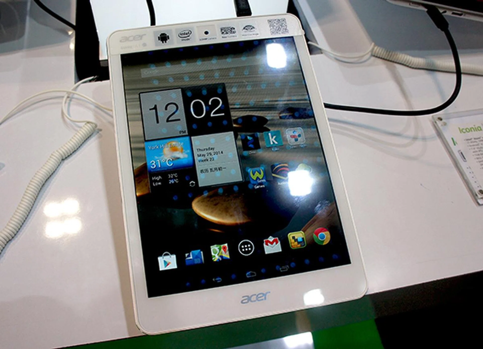The Iconia A1 has an 8-inch display and runs off a 1.6GHz Intel Atom Z5560 processor and has 16GB of internal storage. It is also preloaded with Android 4.2 Jelly Bean. Best of all, it can be had for just $249, which is just half its usual price!