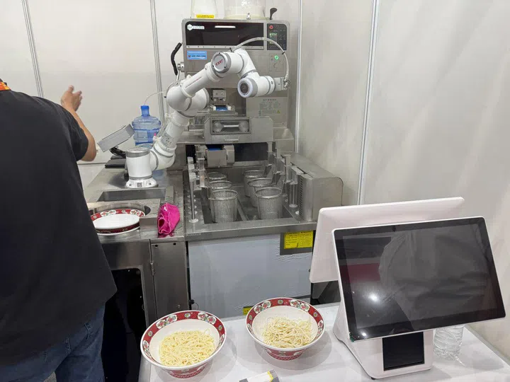 Robot Noodle Kitchen can make a fresh portion of noodles and cook it on-the-fly. Image: HWZ