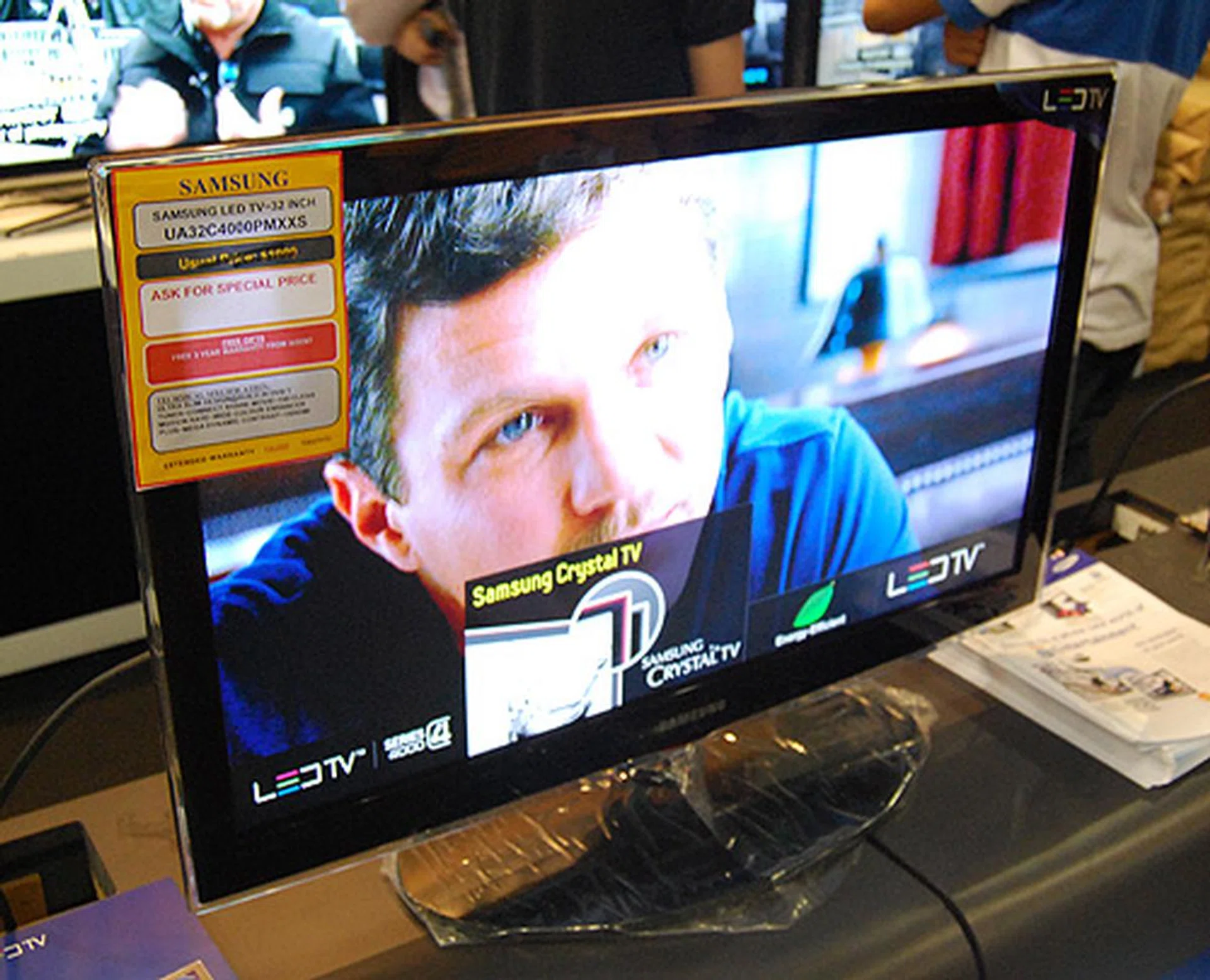 Perfect for bedrooms is the Samsung UA32C4000 LED TV. Going for $719, buyers also get a free $50 Robinson voucher and HDMI cable.