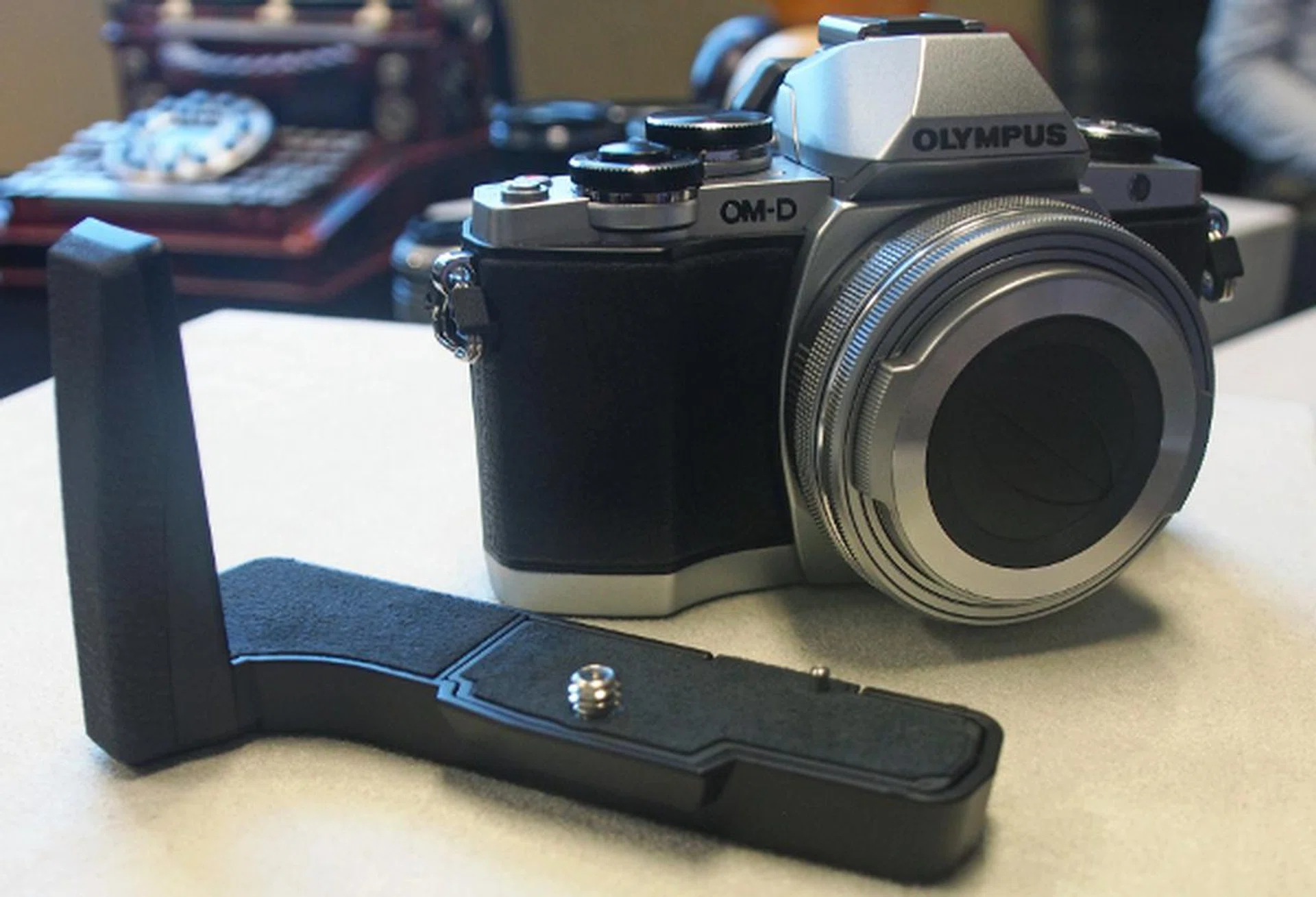 There's also an optional grip for the OM-D E-M10, which not only extends the length of the grip, but also the depth. The grip however, is incapable of housing a battery, which is why Olympus made us promise to refer to it as just a "grip" instead of the conventional and expected "battery grip".