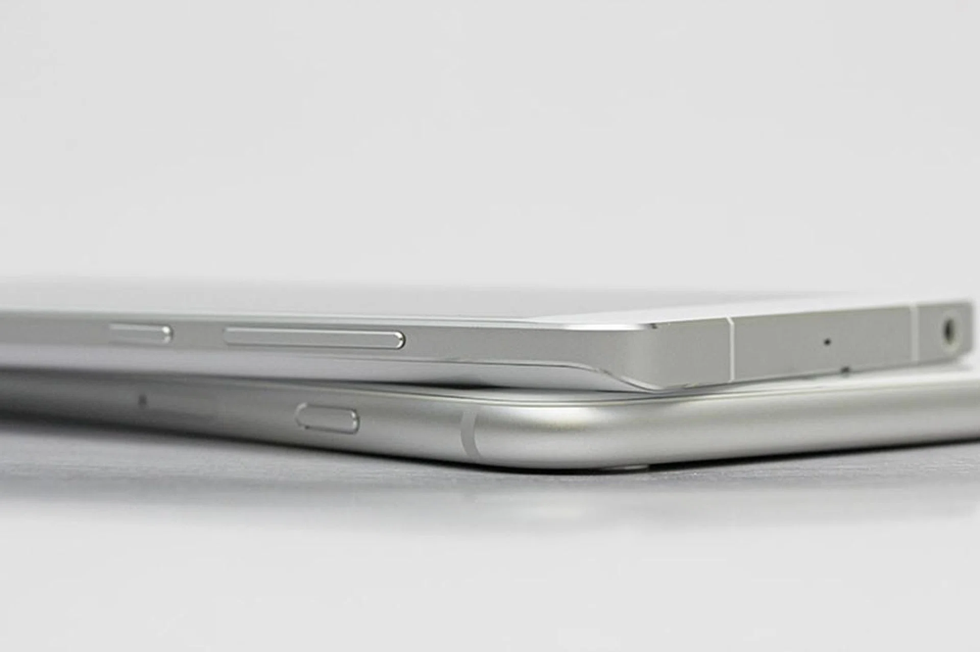 Here you can see the amount of taper on the side of the Mi Note, as well as the chamfered edges previously championed by Apple, but now discarded for the 6 and 6 Plus.