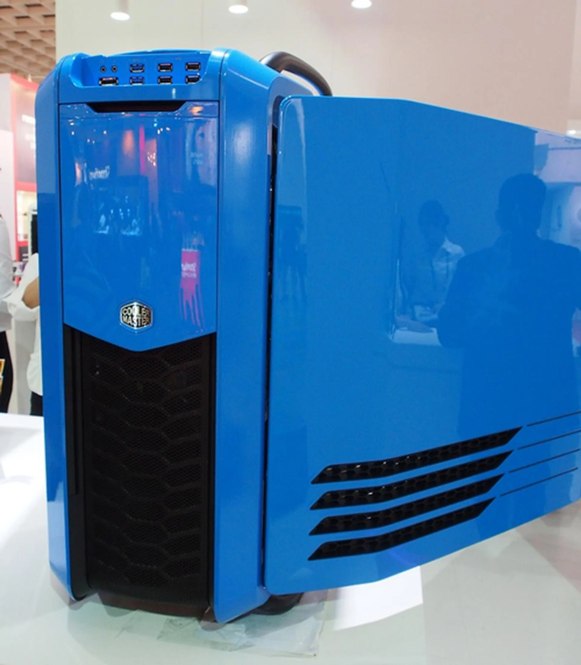 The Cosmos II Ultra casing supports up to XL-ATX motherboards and can accommodate 4-way SLI or CrossFire setups.