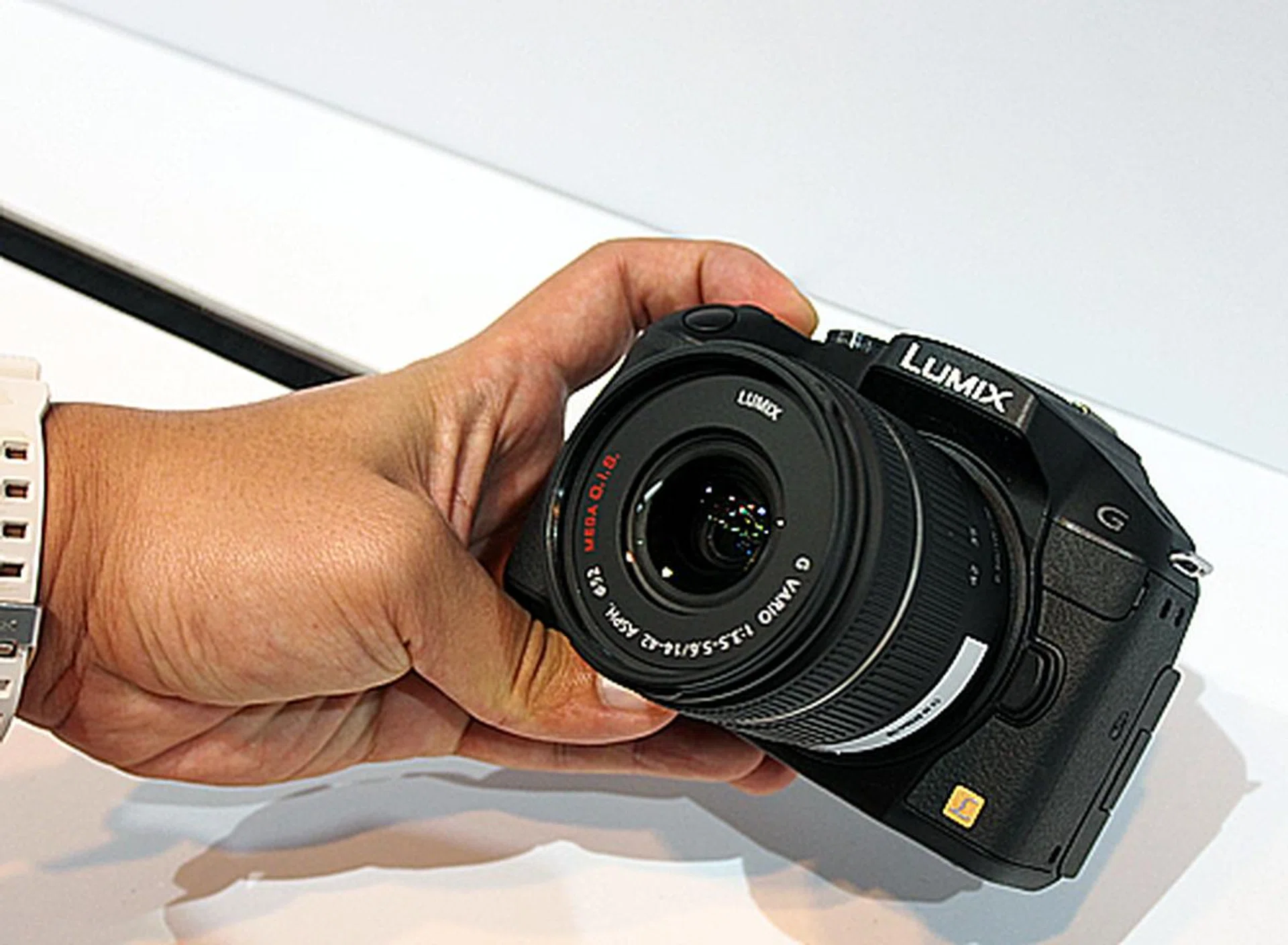 The G6 has more in common with a traditional DSLR in terms of design. 