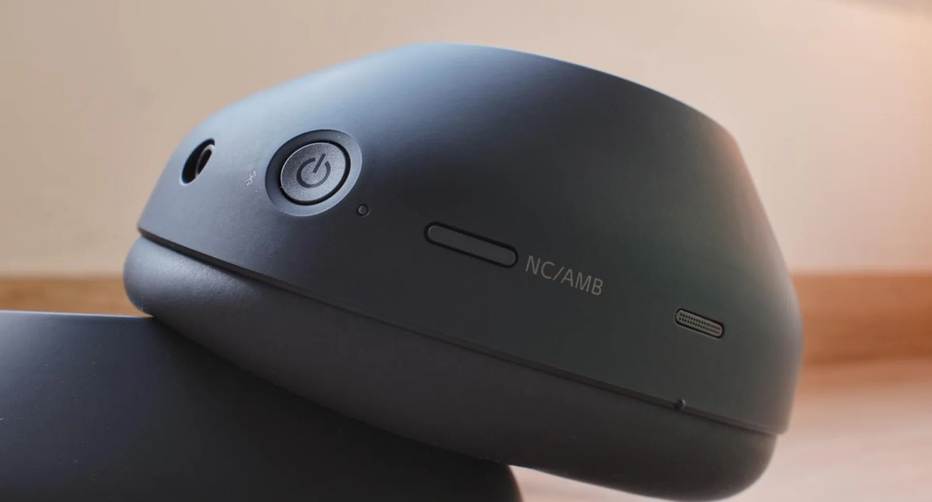 It's easier to differentiate the power and ANC button by touch. Photo: HWZ