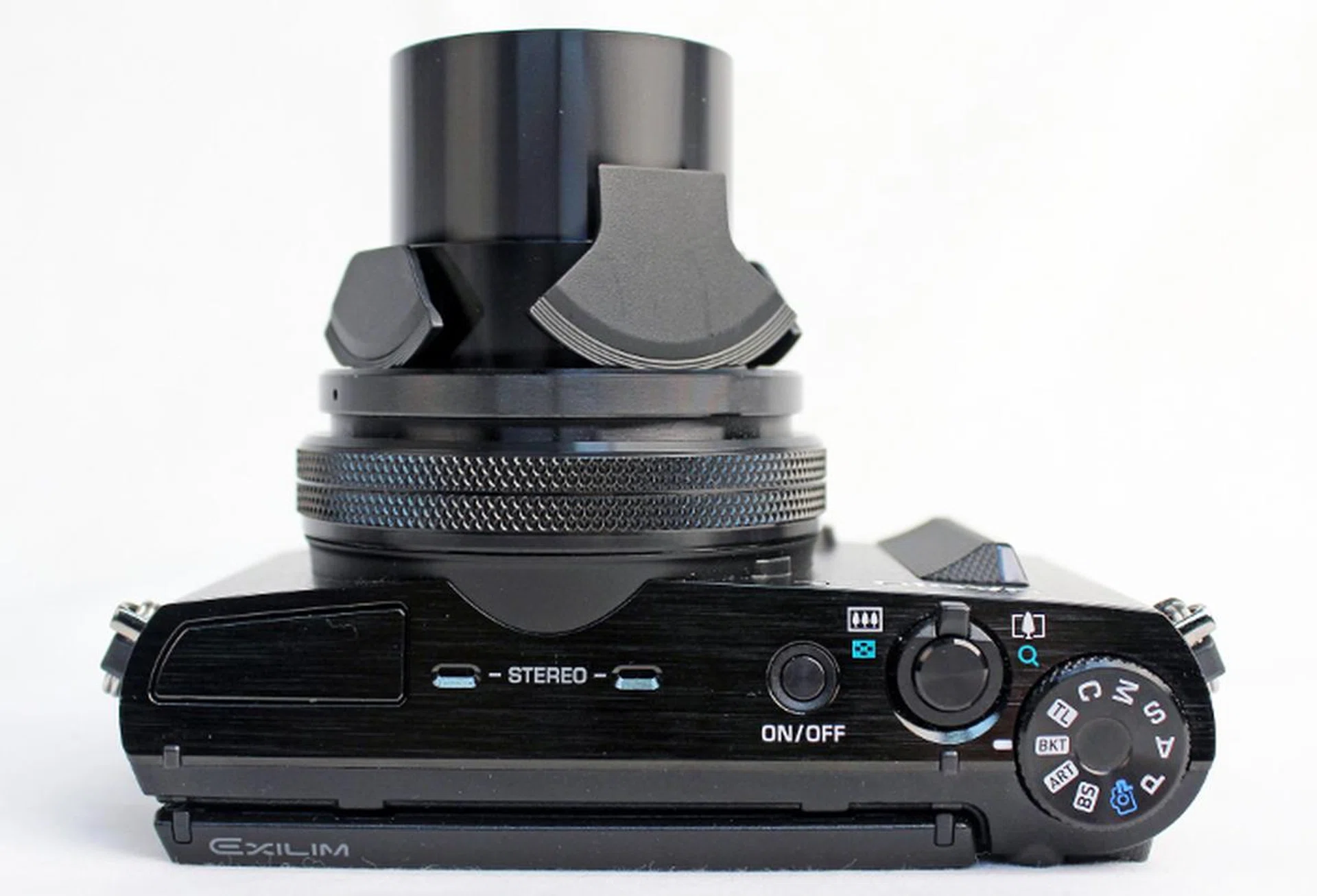 The EX-100 with its lens fully racked out. Also note that you don't have to worry about maintaining a lens cap - it's part of the camera's design.