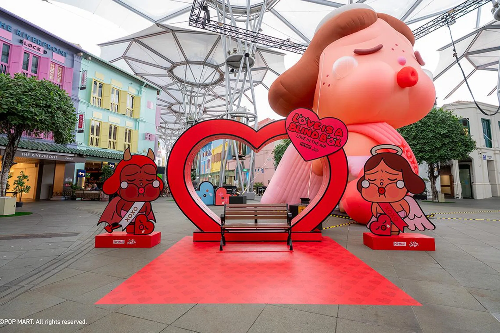 The Kiss Kiss – Angel Version inflatable you can find at Clarke Quay now. Photo: Pop Mart Singapore.