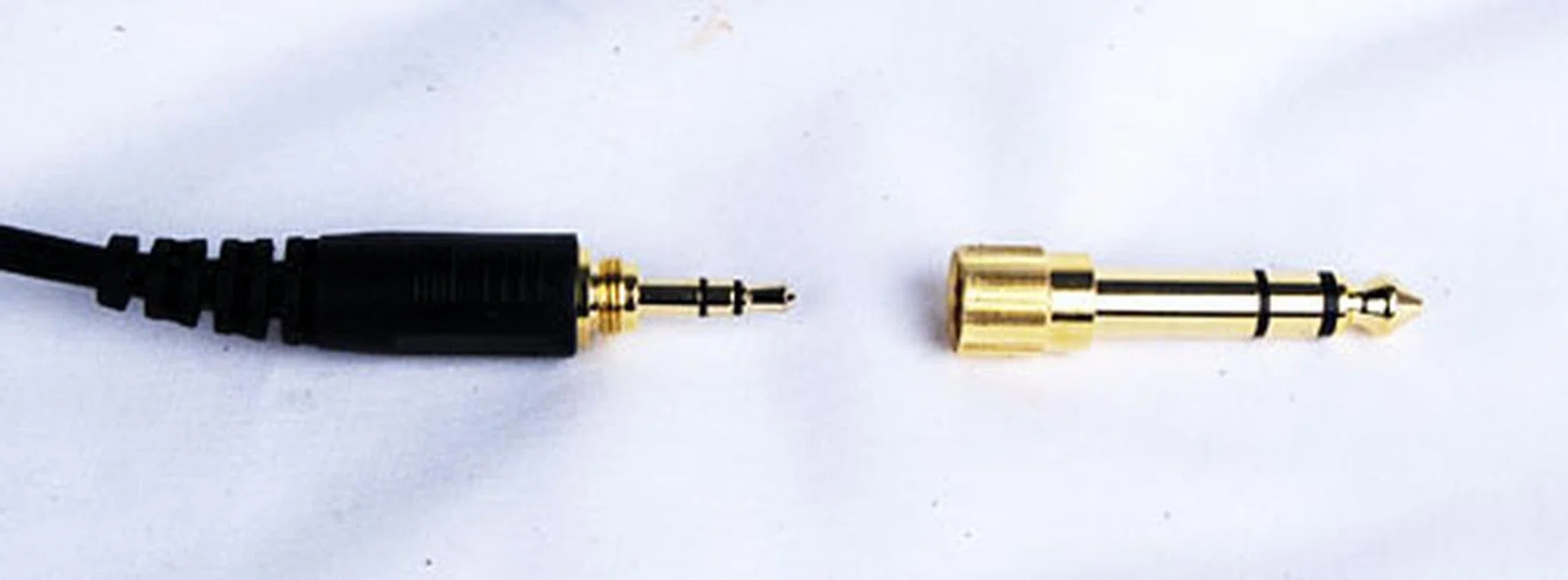 The 3.5mm connector can be converted to a 6.35mm version with the help of a screw-on adapter that's provided. With this, you can plug the T90's audio input jack into headphone amplifiers and such.