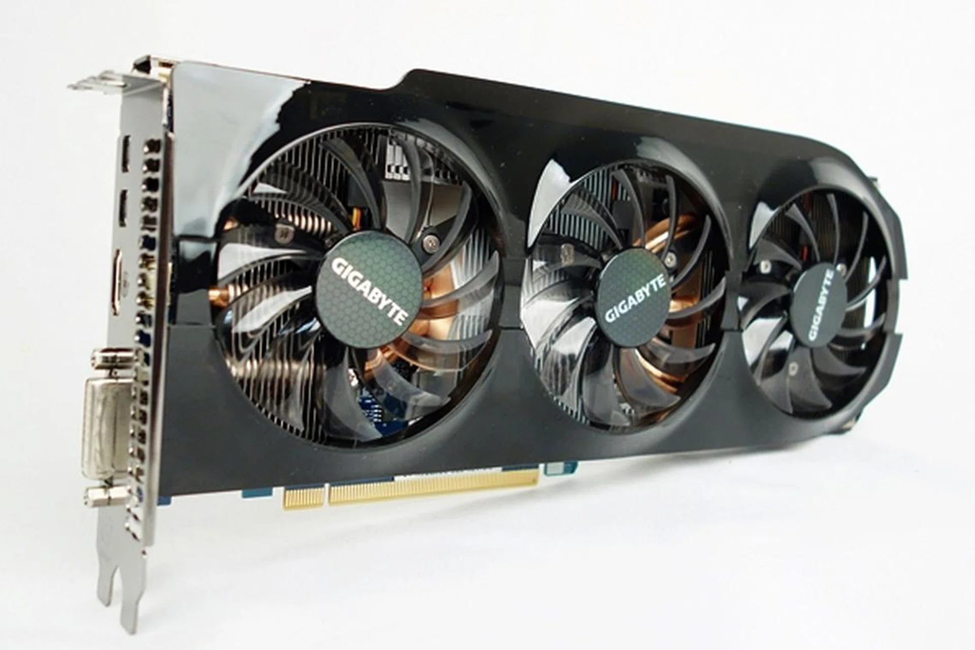The Gigabyte Radeon R9 280X Windforce 3X OC sports the familiar minimalist fan shroud, with three 80mm cooling fans.