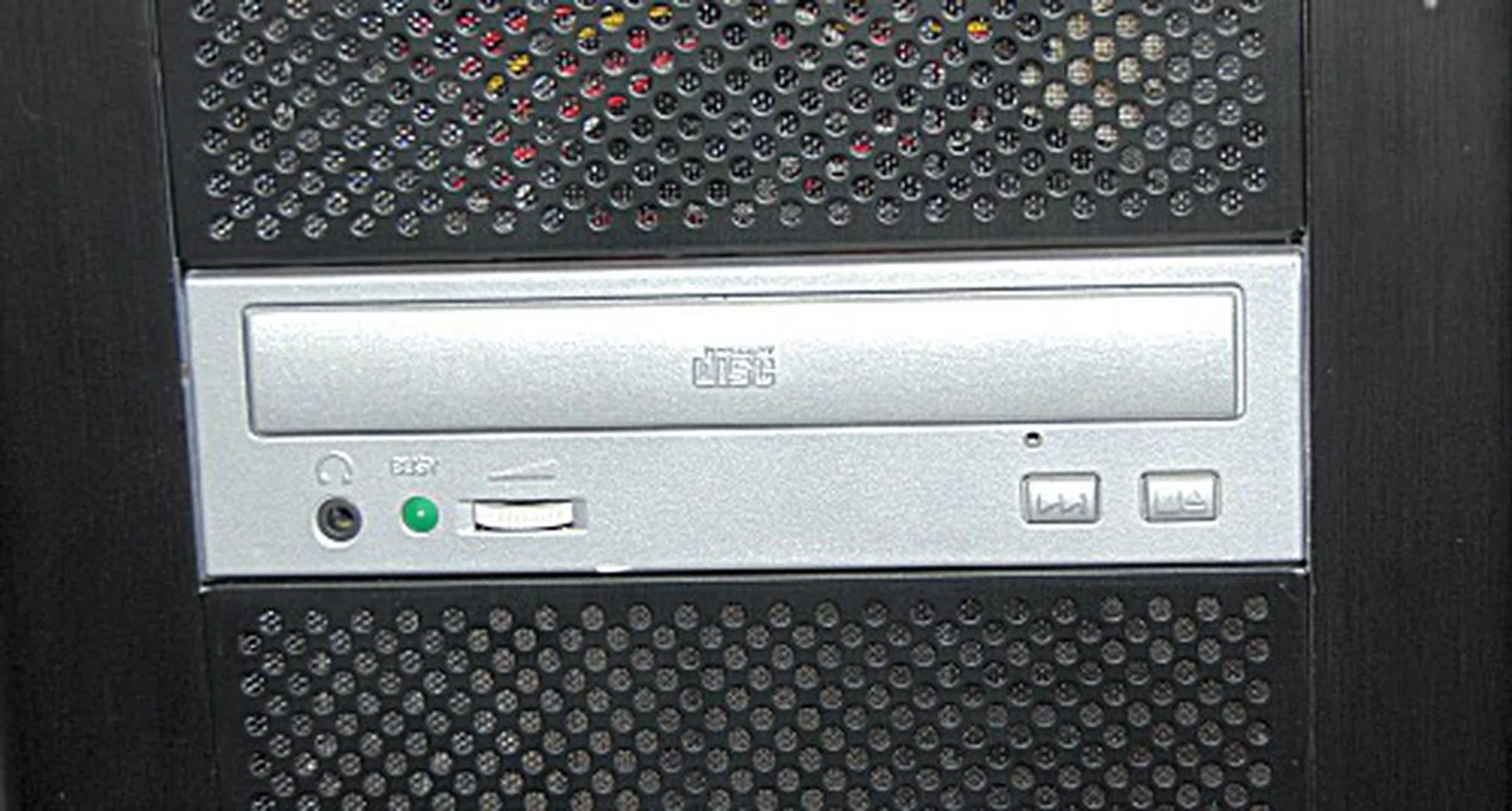 With nine 5.25-inch expansion bays to choose from, there's no need to worry on where to put your DVD drives. The brackets are also pretty secure, but are easily removable.