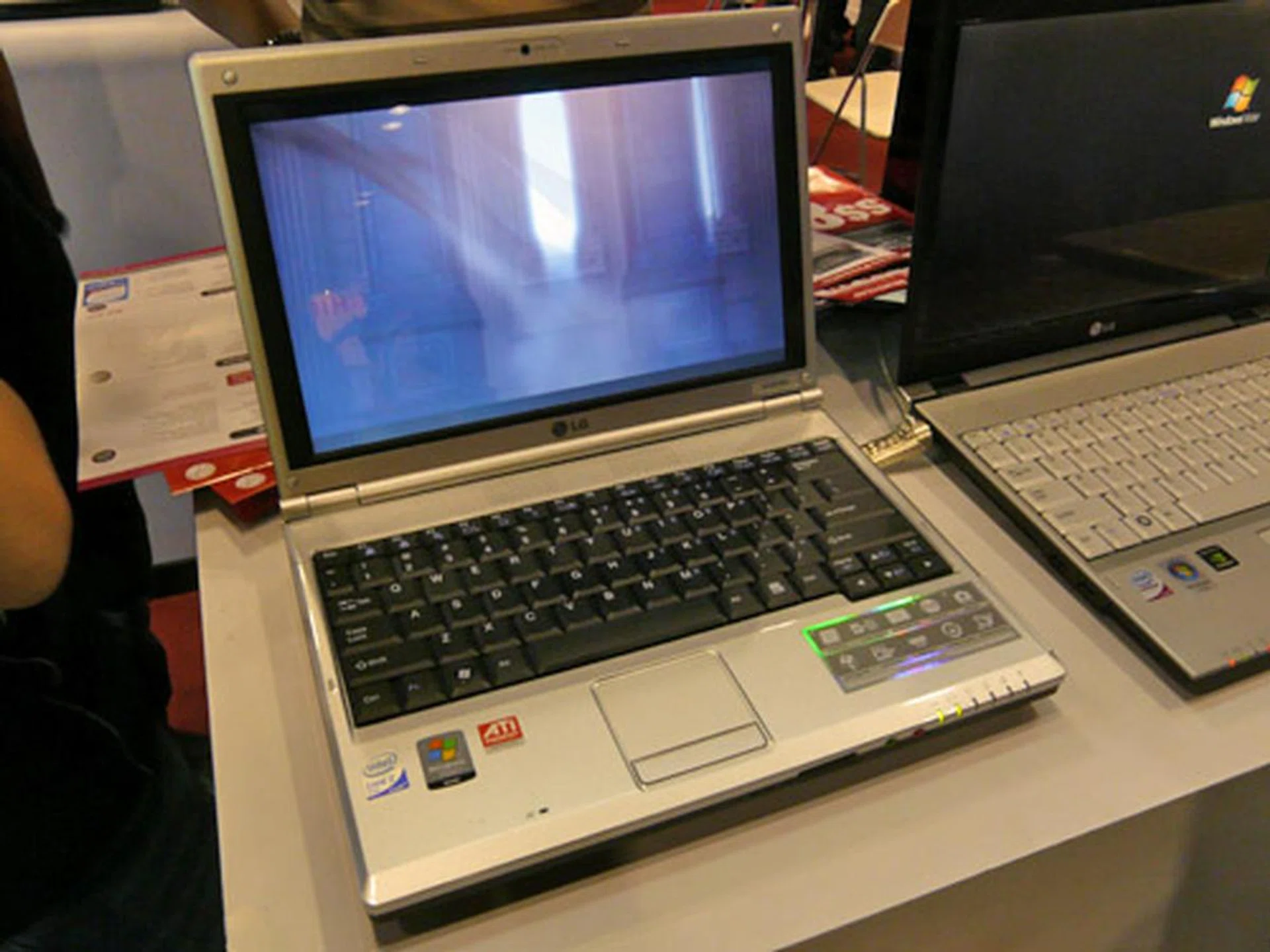  Also on sale, and in limited numbers, is this LG E200-A. It is powered by a 2.1GHz Intel Core 2 Duo processor and comes with 3GB DDR2 RAM (after free upgrade) and a 200GB HDD. S$1,899.  