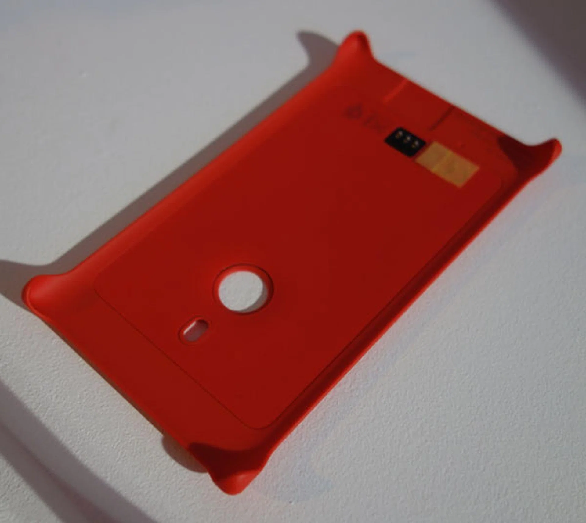 Obligatory look at the inside of the snap-on case, showing the contact points to the wireless-charging circuit.