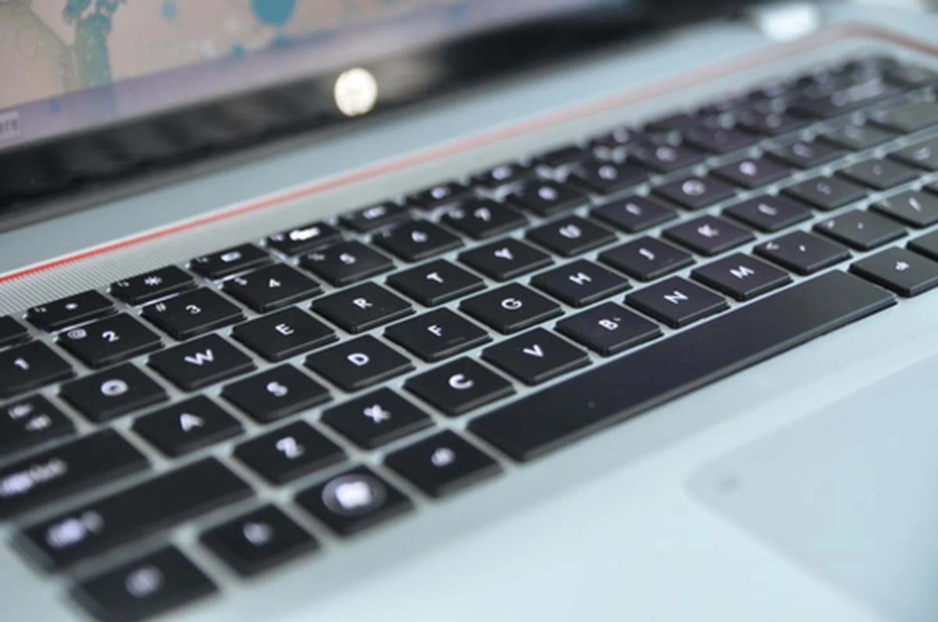 We've also had the chance to try out the keyboard, which has decent travel and feels great when typing, an important feature also found in most other HP machines. Each key is also individually lit, an unexpectedly opulent option which we love. 