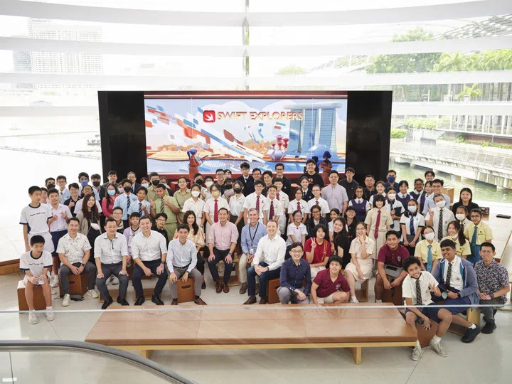 The Swift Explorers Singapore celebration at Apple Marina Bay Sands this morning saw 16 schools presenting their winning app ideas to Guest-of-Honour, Mr Tan Kiat How, Senior Minister of State, Ministry of Communications and Information (MCI). PHOTO: APPLE
