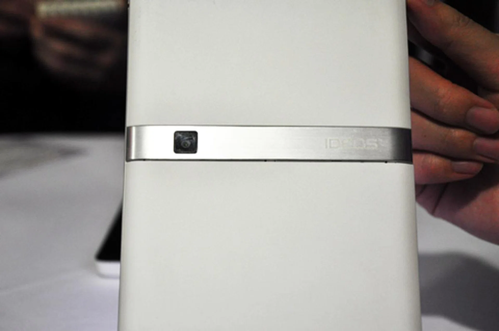 The tablet comes with a rear 3.2-MP camera and a 03-MP front camera.
