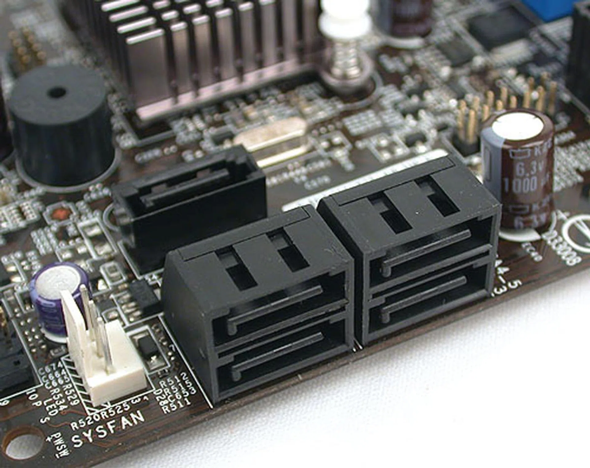 With one eSATA port at the rear, there are five SATA ports left, of which four are aligned at the edge facing outward. The last SATA port risks getting in the way of a dual-slot graphics card.