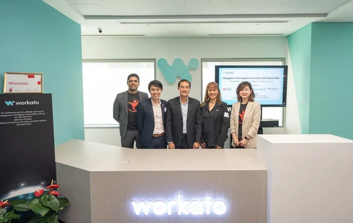 Rajesh Nair, Chief Executive Officer, HReasily;  Allan Teng, Founder and Senior Advisor of Workato APJ; Senior Minister of State, Ministry of Communications and Information, Mr Tan Kiat How; Yean Cheong, Executive Director, SGTech; and Sharon Lee, Co-Founder and Chief Operating Officer of HReasily launch partnership of Workato’s digital automation offering under IMDA’s Advanced Digital Solutions scheme. 