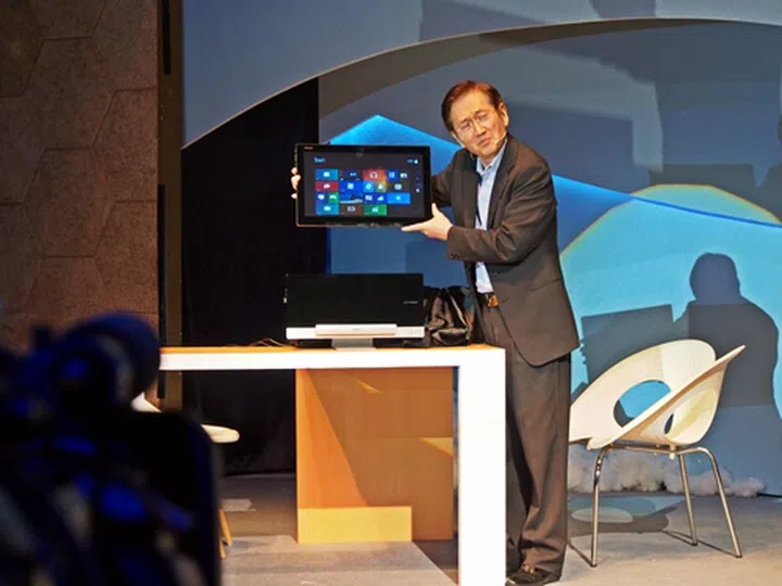 ASUS CEO Jonney Shih showing off his 18.4-inch "tablet" when it is removed from the desktop dock. As pictured with its Metro start screen, it can act as a wireless remote display, allowing you to work away from your desk.