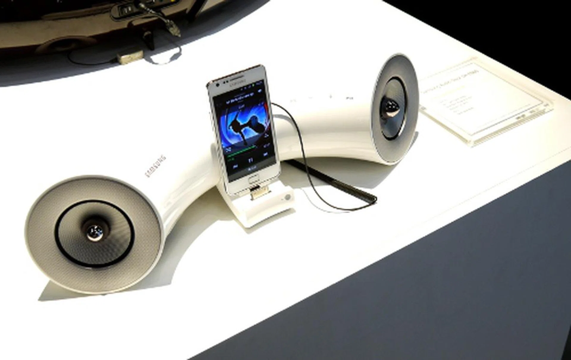The curvaceous DA-E650 is equipped with a similar dual-docking system like its E750 sibling for Samsung Galaxy and Apple mobile devices. While it lacks a vacuum tube amp, the E650 does sport Bluetooth features like the E750 model.