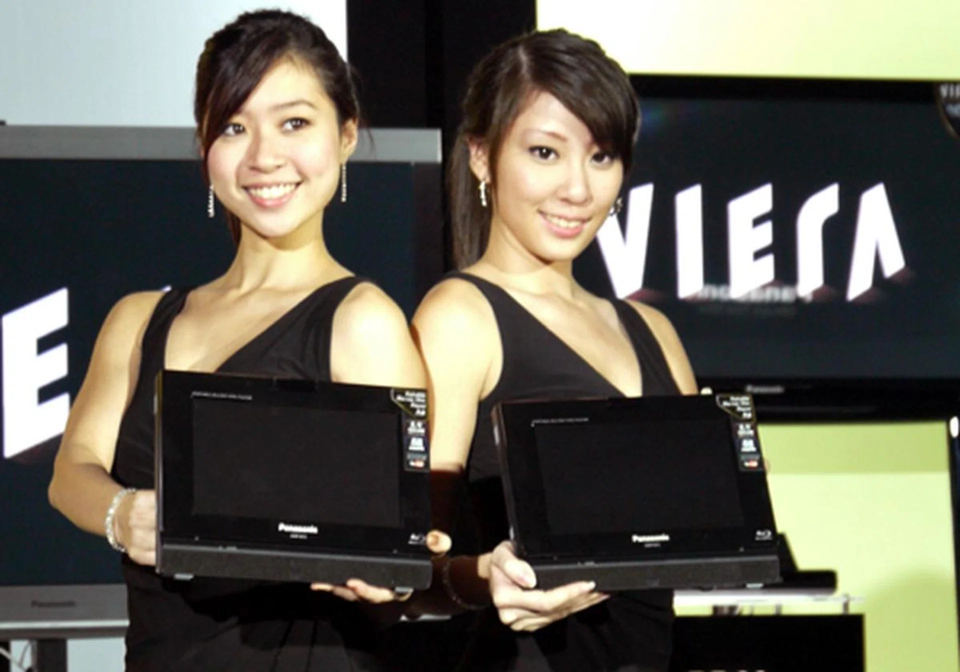 Is that a laptop or a digital photo frame? That's actually Panasonic's first portable Blu-ray player you're staring at. Supporting both HD video and audio streams outputs, the DMP-B15 is also ideal in accompanying your HDTV as a standalone Blu-ray player.