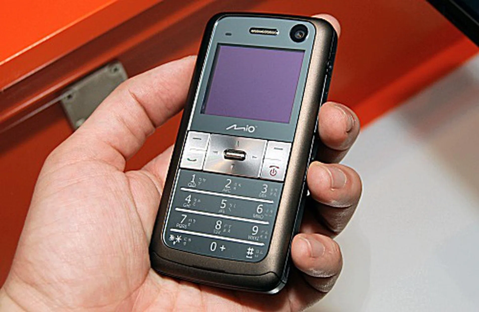  This dual-faced phone is the Mio Leap K, which features both phone and GPS functionality. Dual face you ask? Take a look at the next picture.  