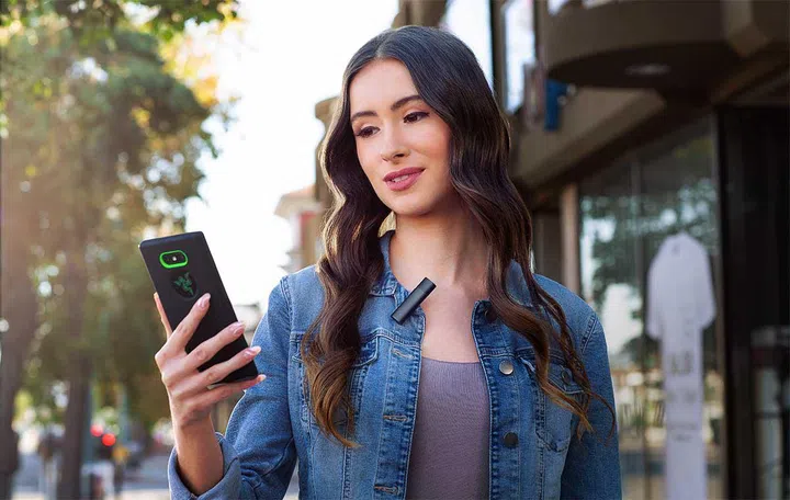 One of the ways Razer expects users to use the Seiren BT. (Image source: Razer)