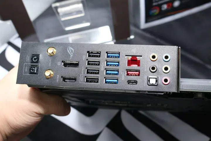 the Maximus IX Formula has a pre-mounted I/O shield.